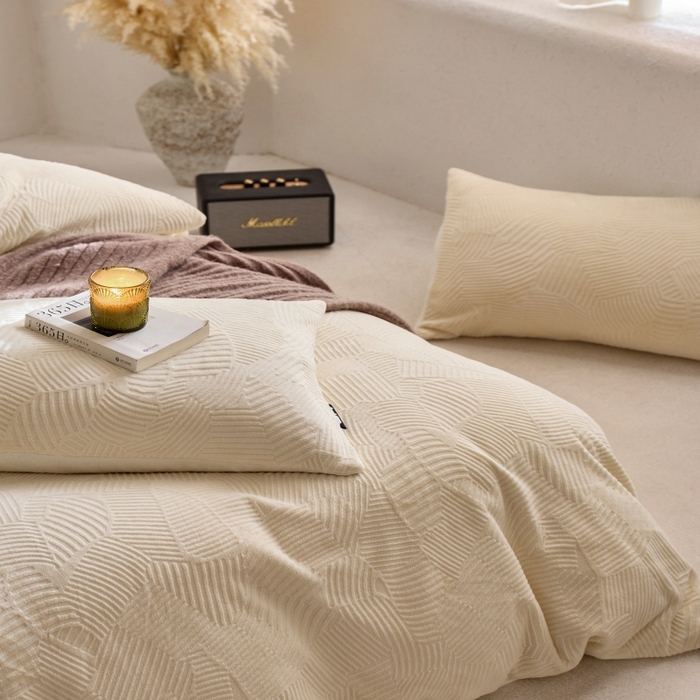 91家纺网 家纺一手货源 找家纺 千朵森 2025新款亲肤舒适烂花全消光牛奶绒四件套-梵静 梵静-奶油白