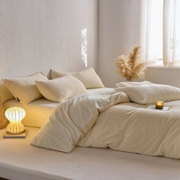 91家纺网 家纺一手货源 找家纺 千朵森 2025新款亲肤舒适烂花全消光牛奶绒四件套-梵静 梵静-奶油白