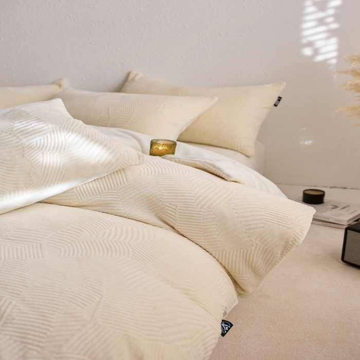 91家纺网 家纺一手货源 找家纺 千朵森 2025新款亲肤舒适烂花全消光牛奶绒四件套-梵静 梵静-奶油白