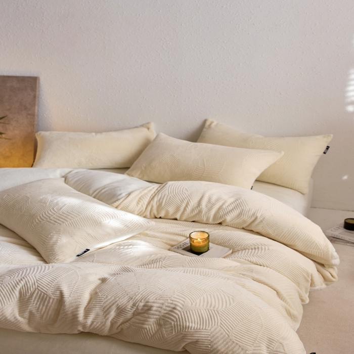 91家纺网 家纺一手货源 找家纺 千朵森 2025新款亲肤舒适烂花全消光牛奶绒四件套-梵静 梵静-奶油白