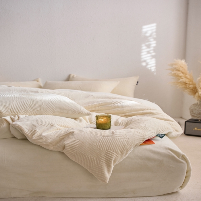 91家纺网 家纺一手货源 找家纺 千朵森 2025新款亲肤舒适烂花全消光牛奶绒四件套-梵静 梵静-奶油白