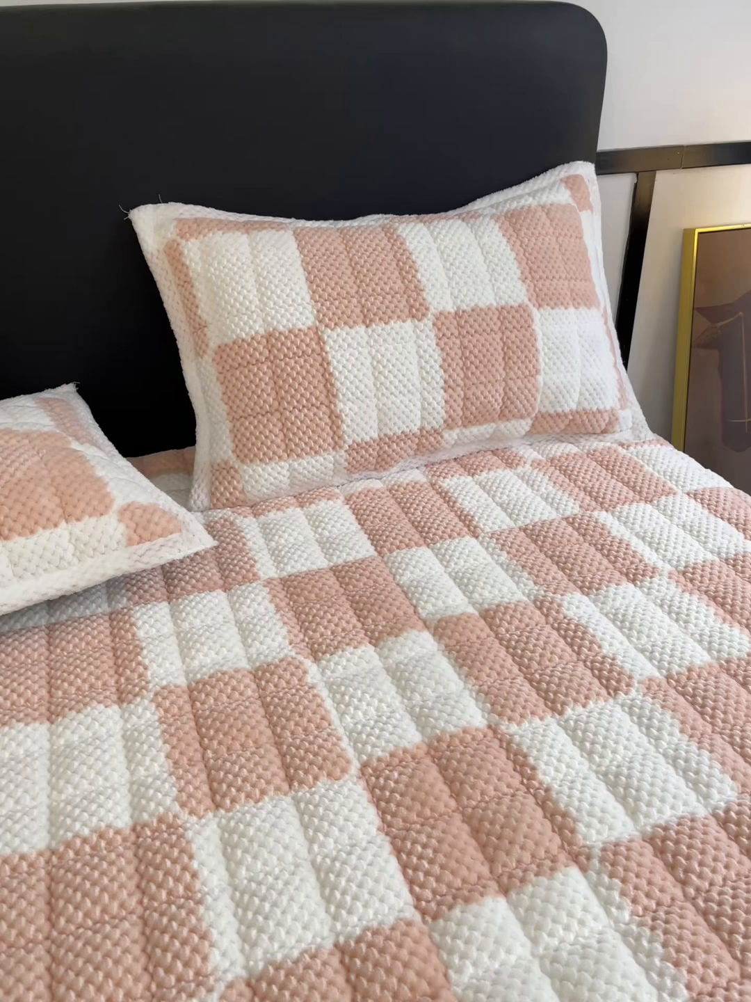 91家纺网 家纺一手货源 找家纺 欧邦 2025新款加厚菠萝格豆豆绒夹棉床笠 床笠单件 菠萝格-粉色