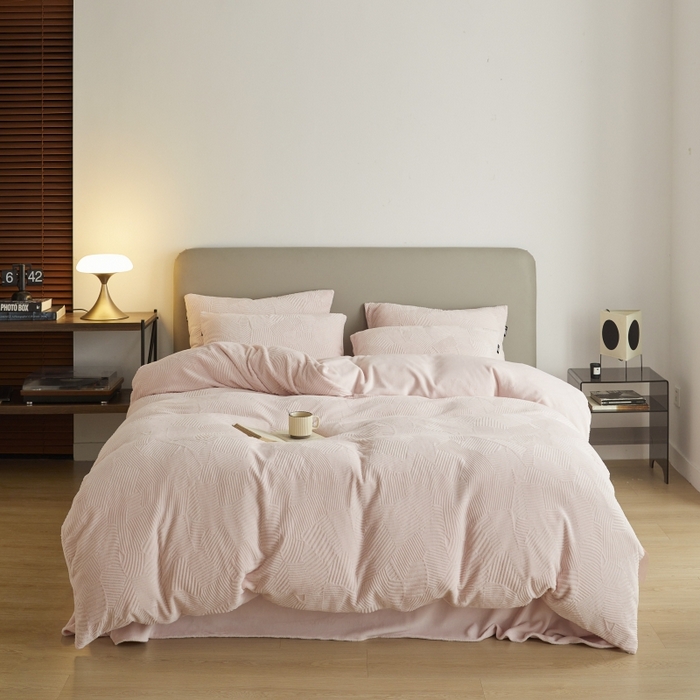 91家纺网 家纺一手货源 找家纺 千朵森 2025新款亲肤舒适烂花全消光牛奶绒四件套-梵静 梵静-仲夏粉