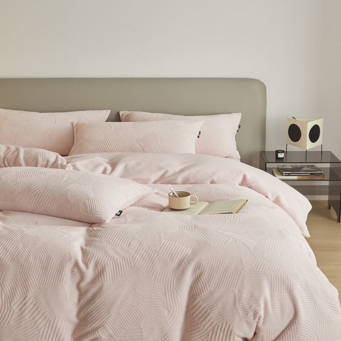 91家纺网 家纺一手货源 找家纺 千朵森 2025新款亲肤舒适烂花全消光牛奶绒四件套-梵静 梵静-仲夏粉