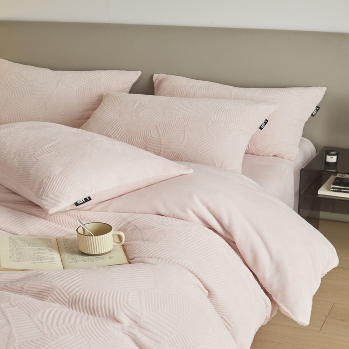 91家纺网 家纺一手货源 找家纺 千朵森 2025新款亲肤舒适烂花全消光牛奶绒四件套-梵静 梵静-仲夏粉