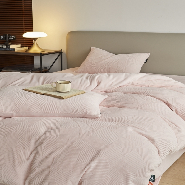 91家纺网 家纺一手货源 找家纺 千朵森 2025新款亲肤舒适烂花全消光牛奶绒四件套-梵静 梵静-仲夏粉