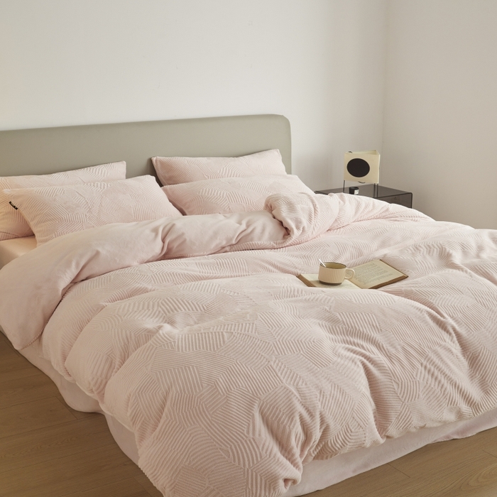 91家纺网 家纺一手货源 找家纺 千朵森 2025新款亲肤舒适烂花全消光牛奶绒四件套-梵静 梵静-仲夏粉