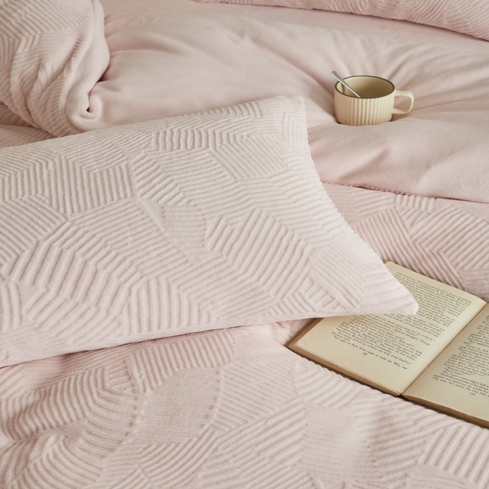 91家纺网 家纺一手货源 找家纺 千朵森 2025新款亲肤舒适烂花全消光牛奶绒四件套-梵静 梵静-仲夏粉