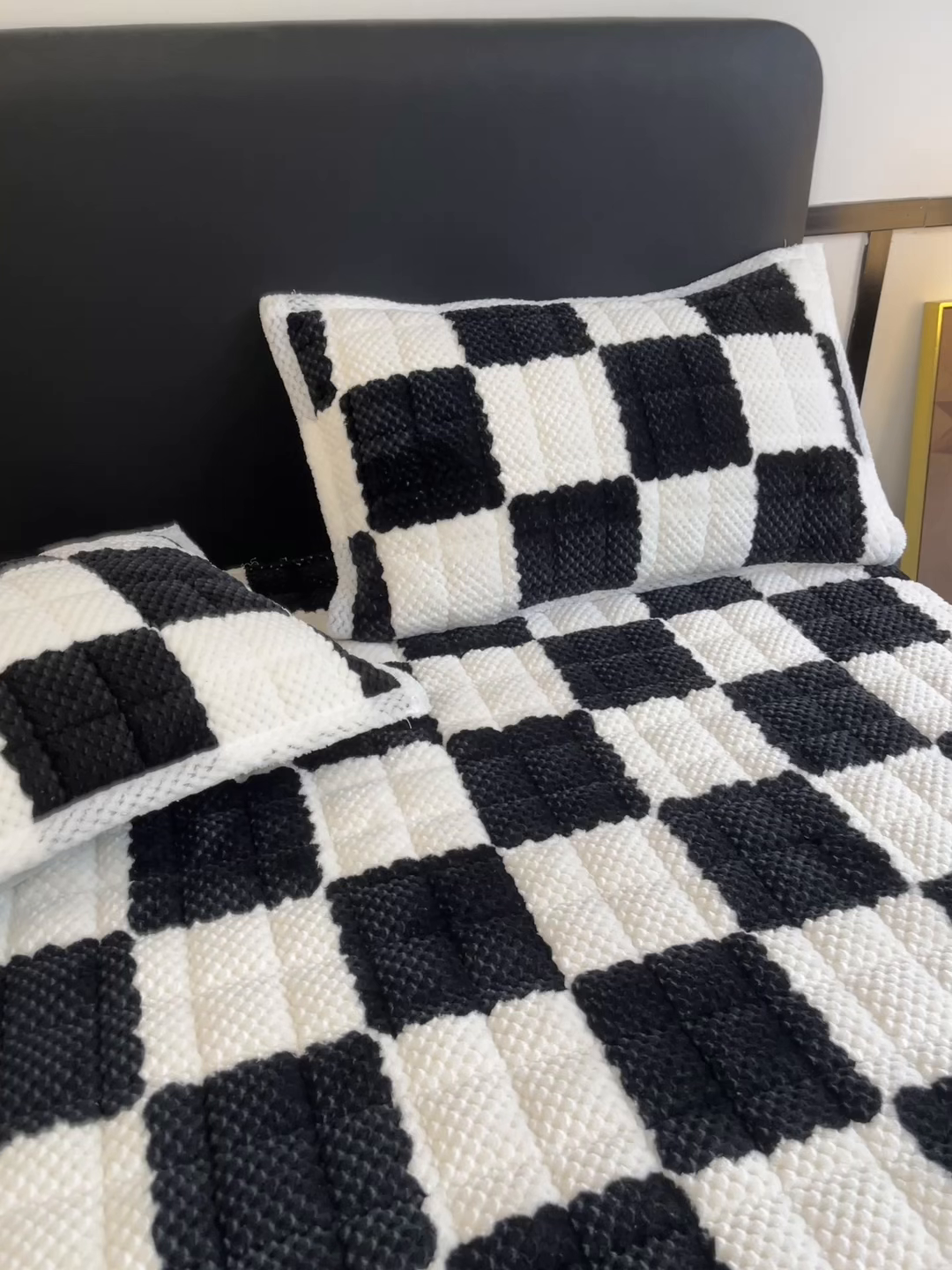 91家纺网 家纺一手货源 找家纺 欧邦 2025新款加厚菠萝格豆豆绒夹棉床笠 床笠单件 菠萝格-黑白