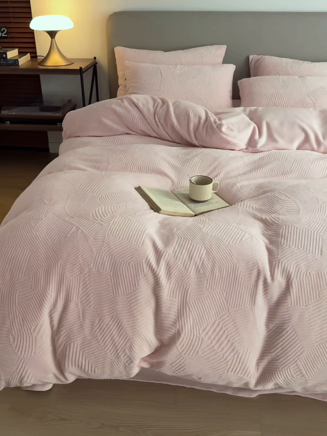 91家纺网 家纺一手货源 找家纺 千朵森 2025新款亲肤舒适烂花全消光牛奶绒四件套-梵静 梵静-仲夏粉