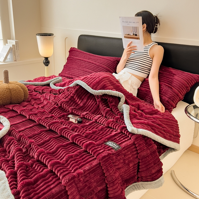 91家纺网 家纺一手货源 找家纺 欧邦 2025新款子母条灰边毛毯毯子多功能盖毯 子母条-酒红灰边