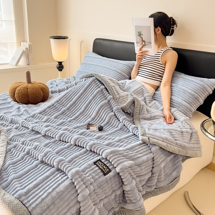 91家纺网 家纺一手货源 找家纺 欧邦 2025新款子母条灰边毛毯毯子多功能盖毯 子母条-蓝灰灰边