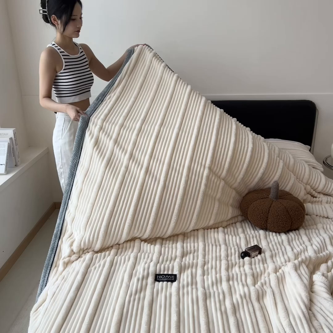 91家纺网 家纺一手货源 找家纺 欧邦 2025新款子母条灰边毛毯毯子多功能盖毯 子母条-米白灰边