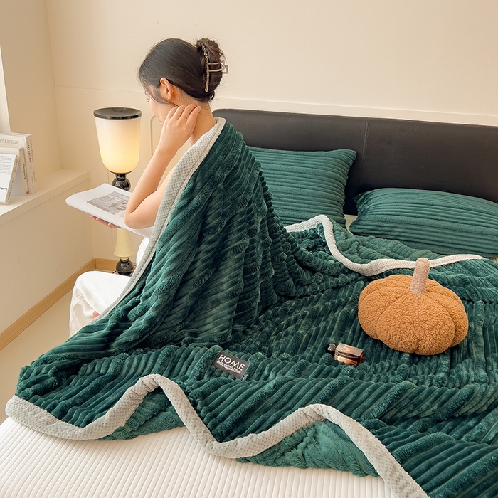 91家纺网 家纺一手货源 找家纺 欧邦 2025新款子母条灰边毛毯毯子多功能盖毯 子母条-墨绿灰边