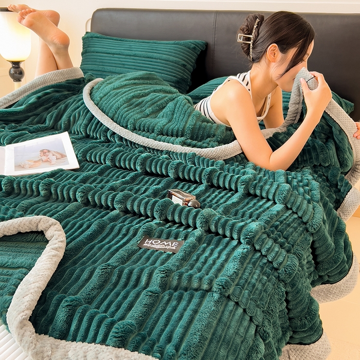 91家纺网 家纺一手货源 找家纺 欧邦 2025新款子母条灰边毛毯毯子多功能盖毯 子母条-墨绿灰边