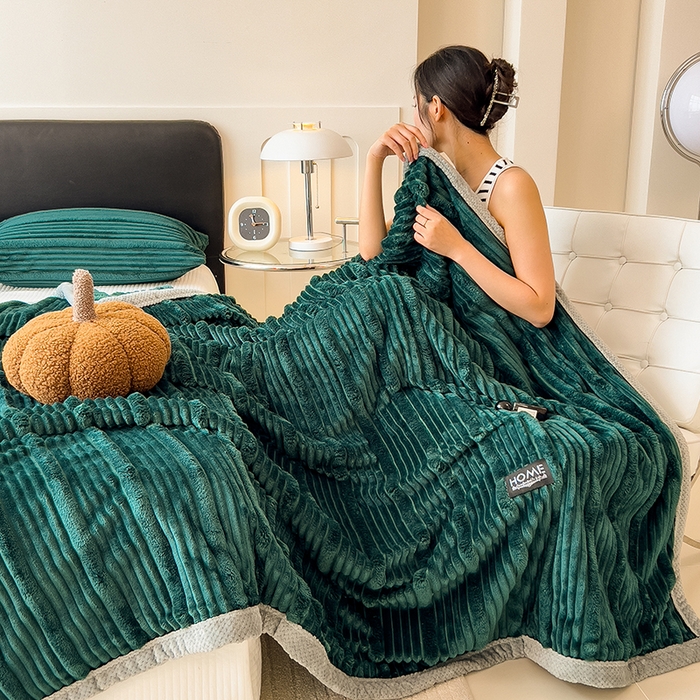 91家纺网 家纺一手货源 找家纺 欧邦 2025新款子母条灰边毛毯毯子多功能盖毯 子母条-墨绿灰边