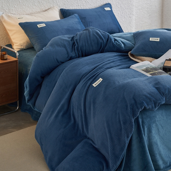 91家纺网 家纺一手货源 找家纺 眠博士 2025新款华夫格剪花牛奶绒加厚保暖四件套 华夫格剪花-靛青