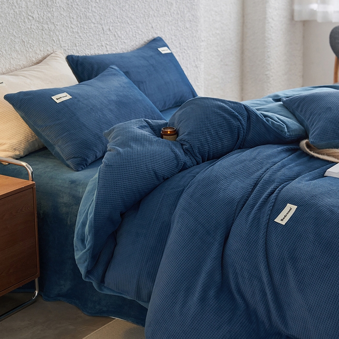 91家纺网 家纺一手货源 找家纺 眠博士 2025新款华夫格剪花牛奶绒加厚保暖四件套 华夫格剪花-靛青