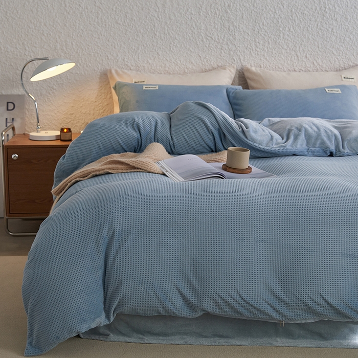 91家纺网 家纺一手货源 找家纺 眠博士 2025新款华夫格剪花牛奶绒加厚保暖四件套 华夫格剪花-雾霾蓝