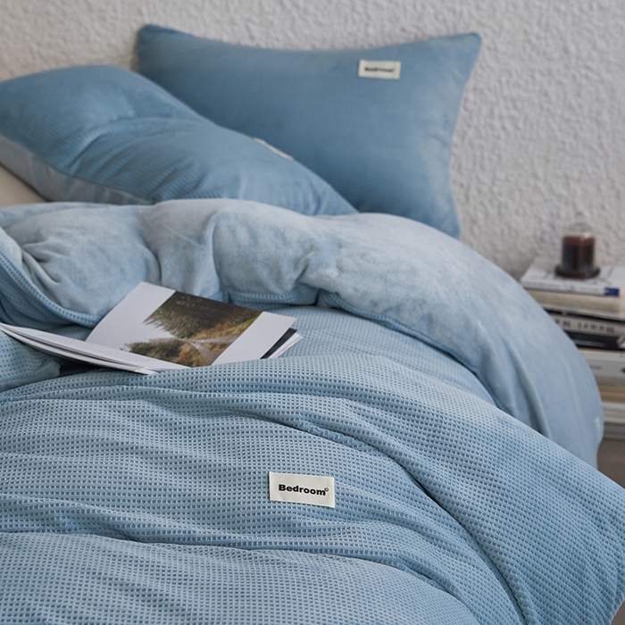 91家纺网 家纺一手货源 找家纺 眠博士 2025新款华夫格剪花牛奶绒加厚保暖四件套 华夫格剪花-雾霾蓝