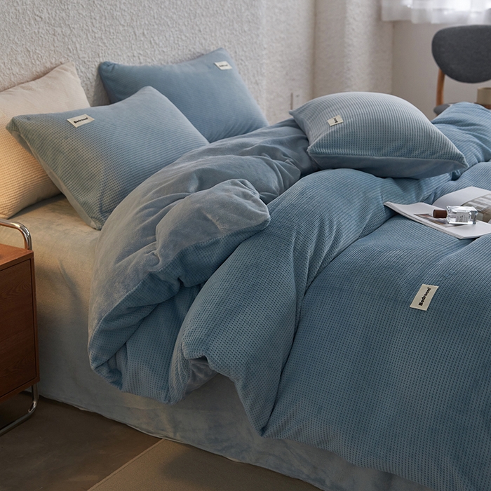 91家纺网 家纺一手货源 找家纺 眠博士 2025新款华夫格剪花牛奶绒加厚保暖四件套 华夫格剪花-雾霾蓝