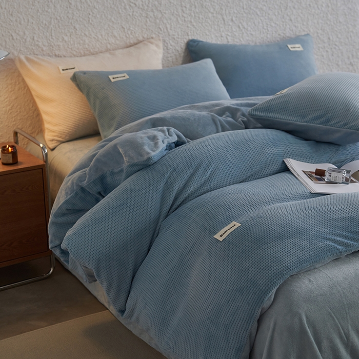 91家纺网 家纺一手货源 找家纺 眠博士 2025新款华夫格剪花牛奶绒加厚保暖四件套 华夫格剪花-雾霾蓝