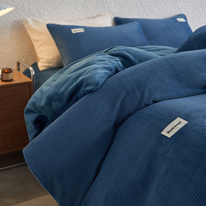 91家纺网 家纺一手货源 找家纺 眠博士 2025新款华夫格剪花牛奶绒加厚保暖四件套 华夫格剪花-靛青