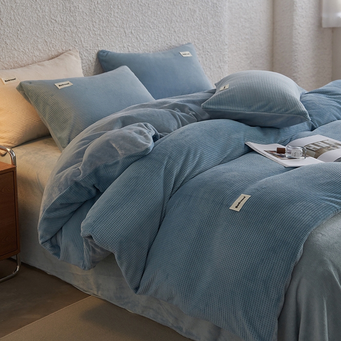 91家纺网 家纺一手货源 找家纺 眠博士 2025新款华夫格剪花牛奶绒加厚保暖四件套 华夫格剪花-雾霾蓝