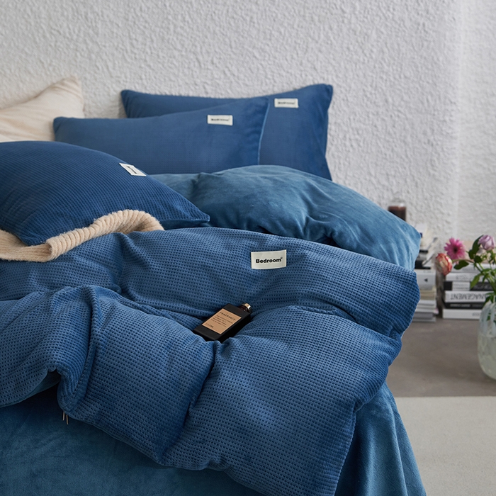 91家纺网 家纺一手货源 找家纺 眠博士 2025新款华夫格剪花牛奶绒加厚保暖四件套 华夫格剪花-靛青