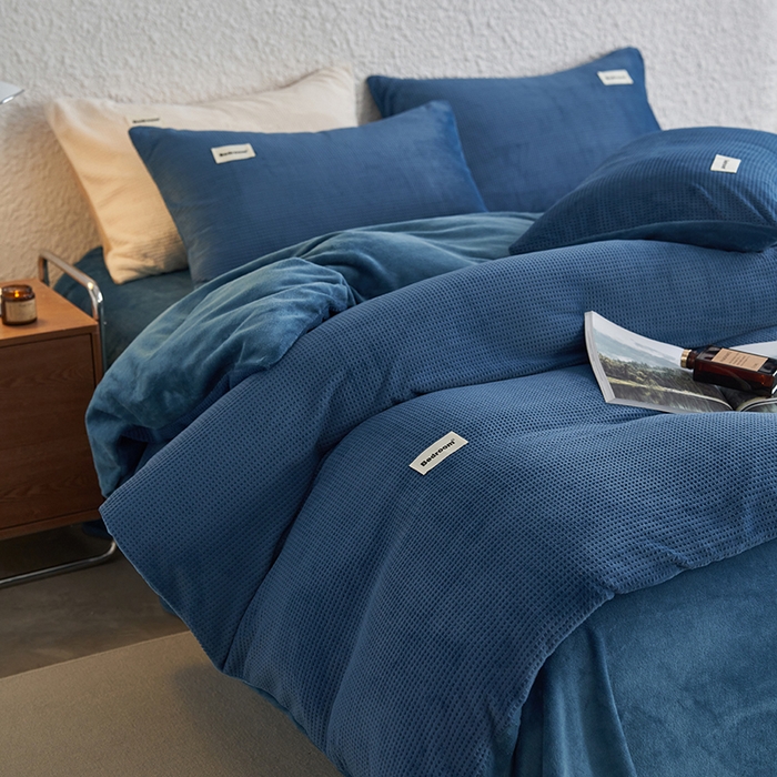 91家纺网 家纺一手货源 找家纺 眠博士 2025新款华夫格剪花牛奶绒加厚保暖四件套 华夫格剪花-靛青