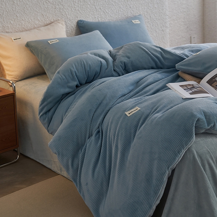 91家纺网 家纺一手货源 找家纺 眠博士 2025新款华夫格剪花牛奶绒加厚保暖四件套 华夫格剪花-雾霾蓝