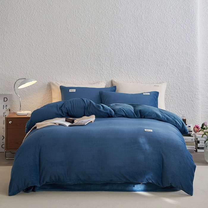 91家纺网 家纺一手货源 找家纺 眠博士 2025新款华夫格剪花牛奶绒加厚保暖四件套 华夫格剪花-靛青