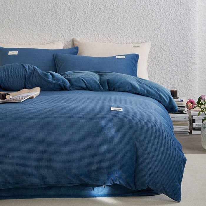 91家纺网 家纺一手货源 找家纺 眠博士 2025新款华夫格剪花牛奶绒加厚保暖四件套 华夫格剪花-靛青