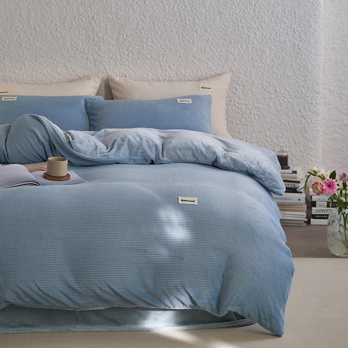 91家纺网 家纺一手货源 找家纺 眠博士 2025新款华夫格剪花牛奶绒加厚保暖四件套 华夫格剪花-雾霾蓝