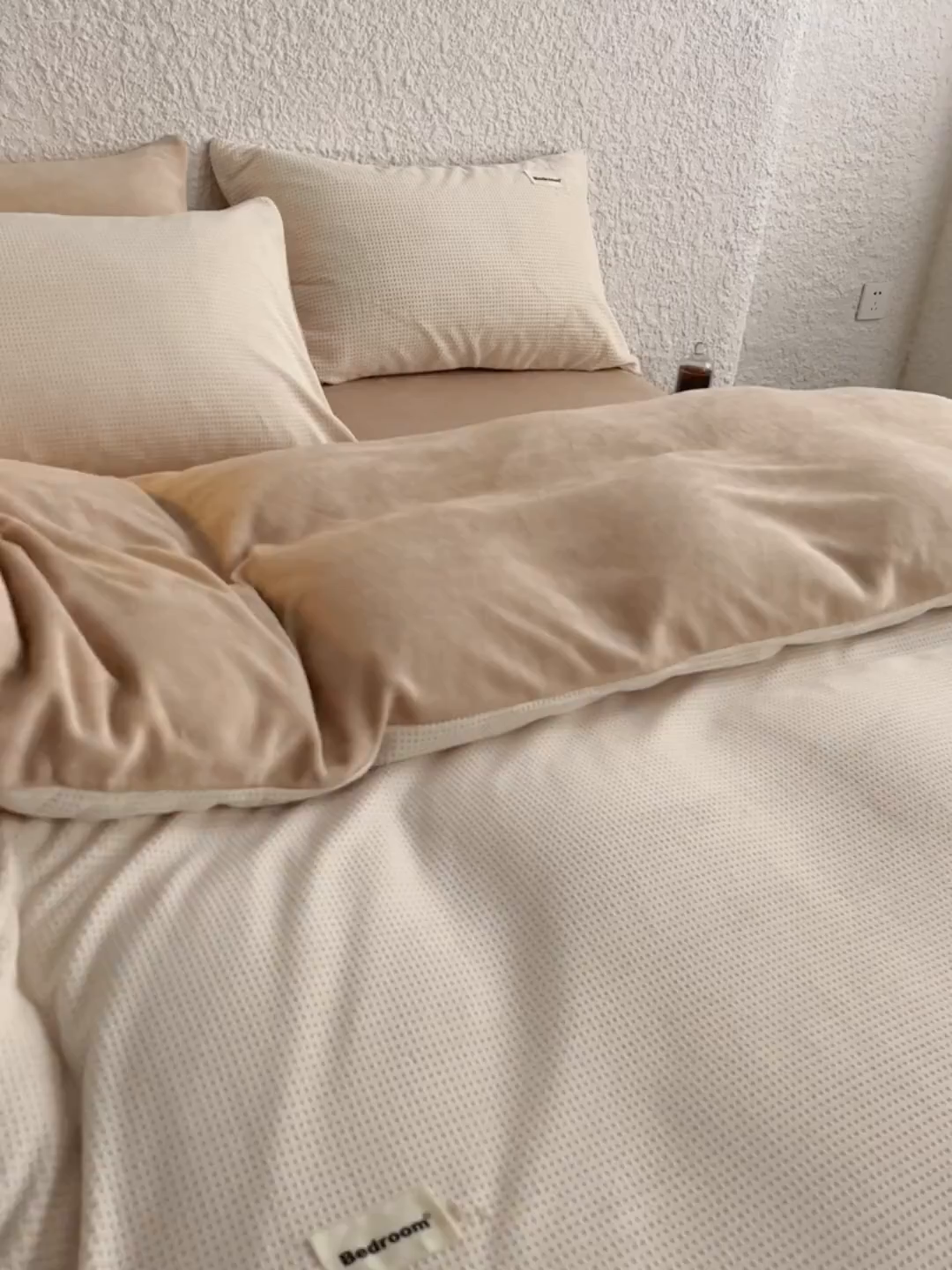 91家纺网 家纺一手货源 找家纺 眠博士 2025新款华夫格剪花牛奶绒加厚保暖四件套 华夫格剪花-白-咖