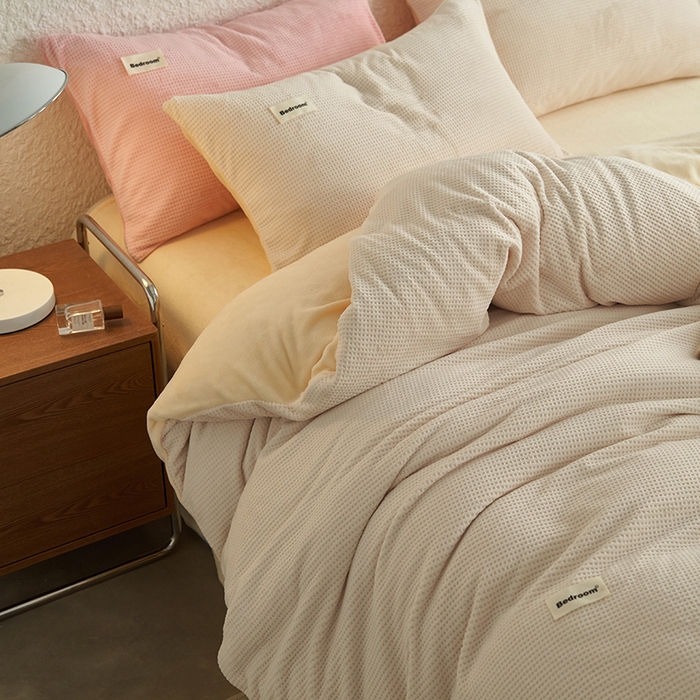 91家纺网 家纺一手货源 找家纺 眠博士 2025新款华夫格剪花牛奶绒加厚保暖四件套 华夫格剪花-奶黄