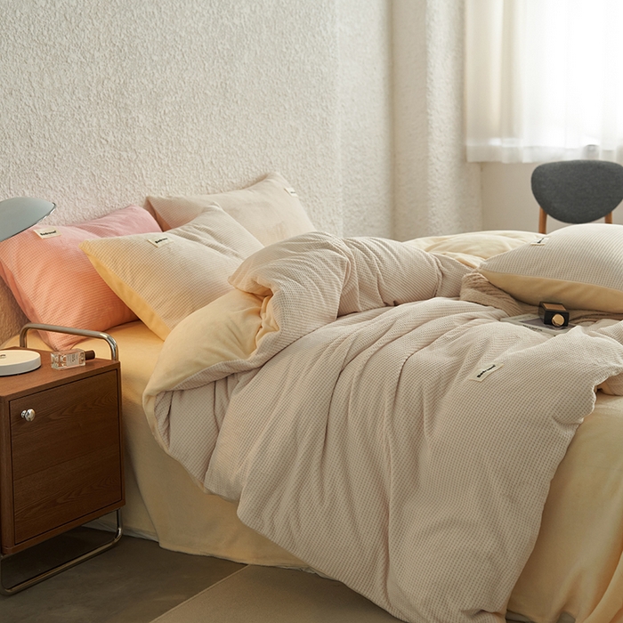 91家纺网 家纺一手货源 找家纺 眠博士 2025新款华夫格剪花牛奶绒加厚保暖四件套 华夫格剪花-奶黄