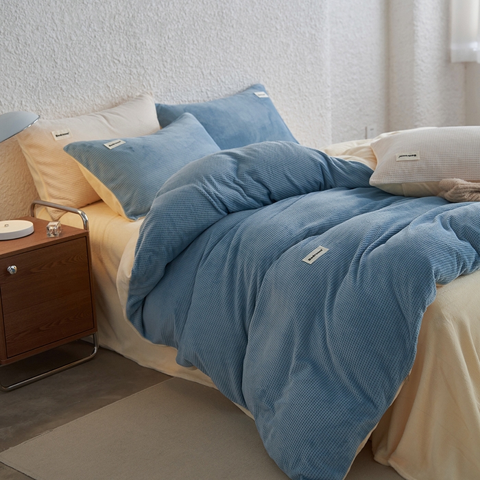 91家纺网 家纺一手货源 找家纺 眠博士 2025新款华夫格剪花牛奶绒加厚保暖四件套 华夫格剪花-蓝-黄