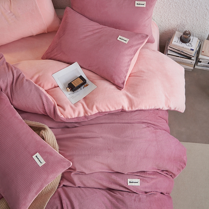 91家纺网 家纺一手货源 找家纺 眠博士 2025新款华夫格剪花牛奶绒加厚保暖四件套 华夫格剪花-豆沙-粉