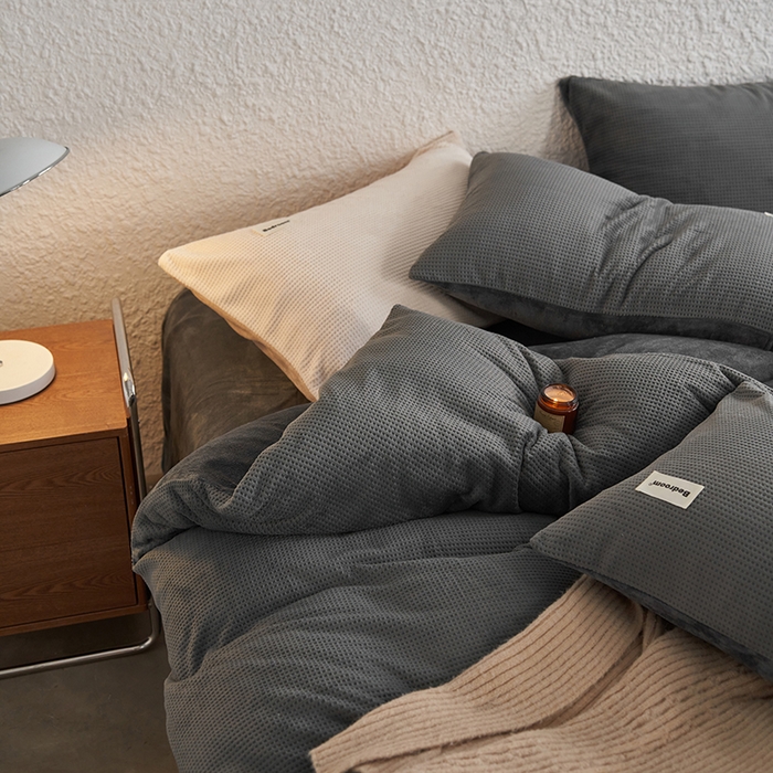 91家纺网 家纺一手货源 找家纺 眠博士 2025新款华夫格剪花牛奶绒加厚保暖四件套 华夫格剪花-深灰