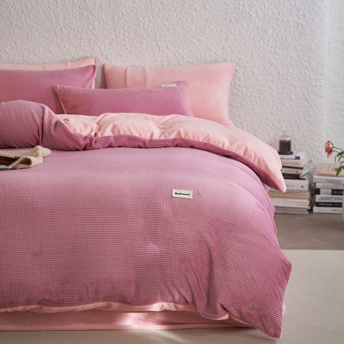 91家纺网 家纺一手货源 找家纺 眠博士 2025新款华夫格剪花牛奶绒加厚保暖四件套 华夫格剪花-豆沙-粉