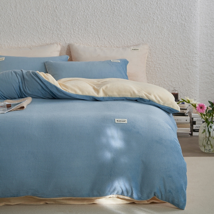 91家纺网 家纺一手货源 找家纺 眠博士 2025新款华夫格剪花牛奶绒加厚保暖四件套 华夫格剪花-蓝-黄