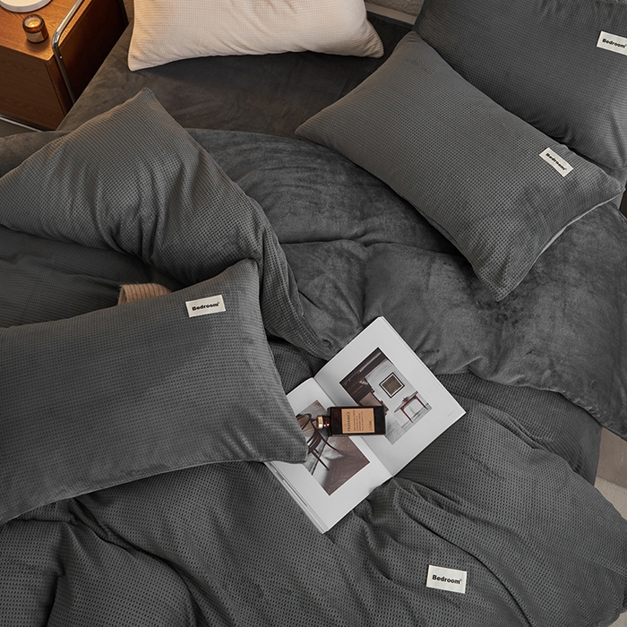 91家纺网 家纺一手货源 找家纺 眠博士 2025新款华夫格剪花牛奶绒加厚保暖四件套 华夫格剪花-深灰