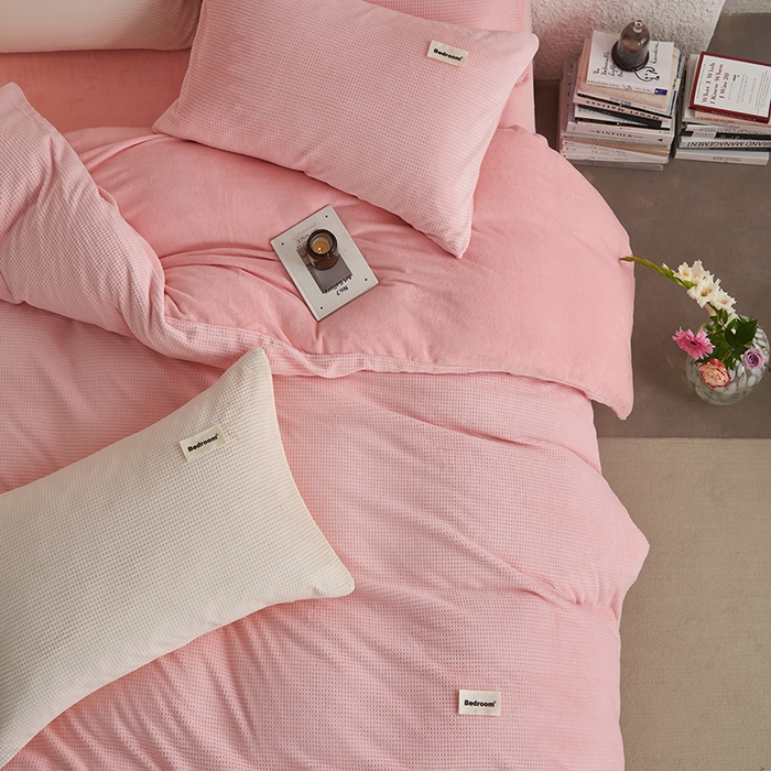 91家纺网 家纺一手货源 找家纺 眠博士 2025新款华夫格剪花牛奶绒加厚保暖四件套 华夫格剪花-粉色