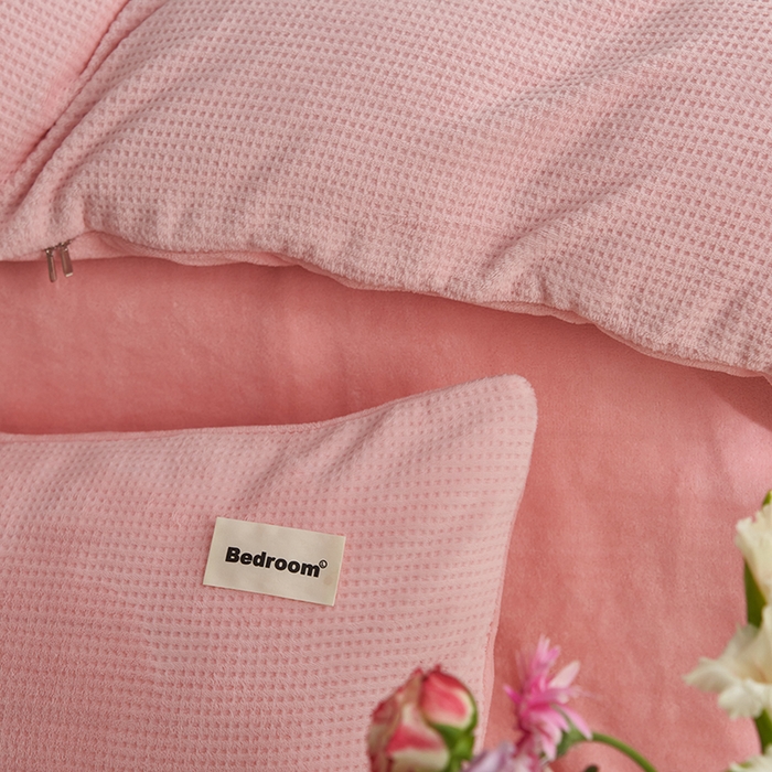 91家纺网 家纺一手货源 找家纺 眠博士 2025新款华夫格剪花牛奶绒加厚保暖四件套 华夫格剪花-粉色