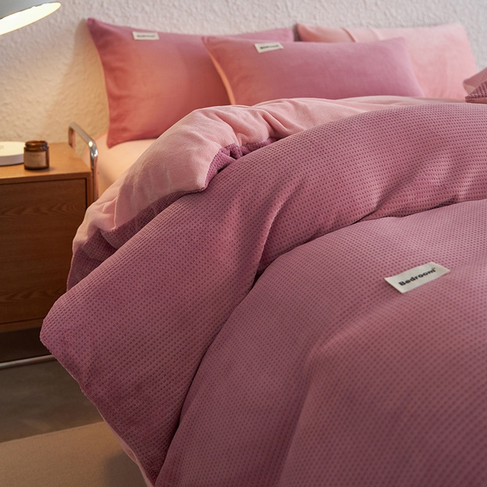 91家纺网 家纺一手货源 找家纺 眠博士 2025新款华夫格剪花牛奶绒加厚保暖四件套 华夫格剪花-豆沙-粉