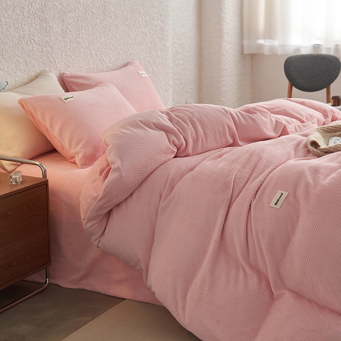 91家纺网 家纺一手货源 找家纺 眠博士 2025新款华夫格剪花牛奶绒加厚保暖四件套 华夫格剪花-粉色