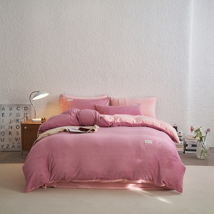 91家纺网 家纺一手货源 找家纺 眠博士 2025新款华夫格剪花牛奶绒加厚保暖四件套 华夫格剪花-豆沙-粉