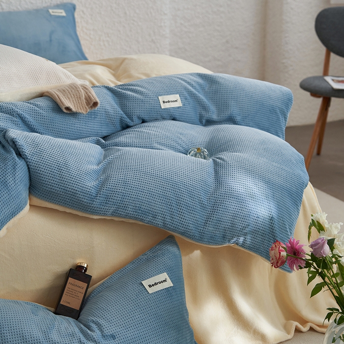 91家纺网 家纺一手货源 找家纺 眠博士 2025新款华夫格剪花牛奶绒加厚保暖四件套 华夫格剪花-蓝-黄