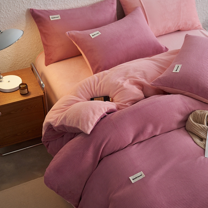 91家纺网 家纺一手货源 找家纺 眠博士 2025新款华夫格剪花牛奶绒加厚保暖四件套 华夫格剪花-豆沙-粉